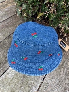 Bøllehat m. kirsebær