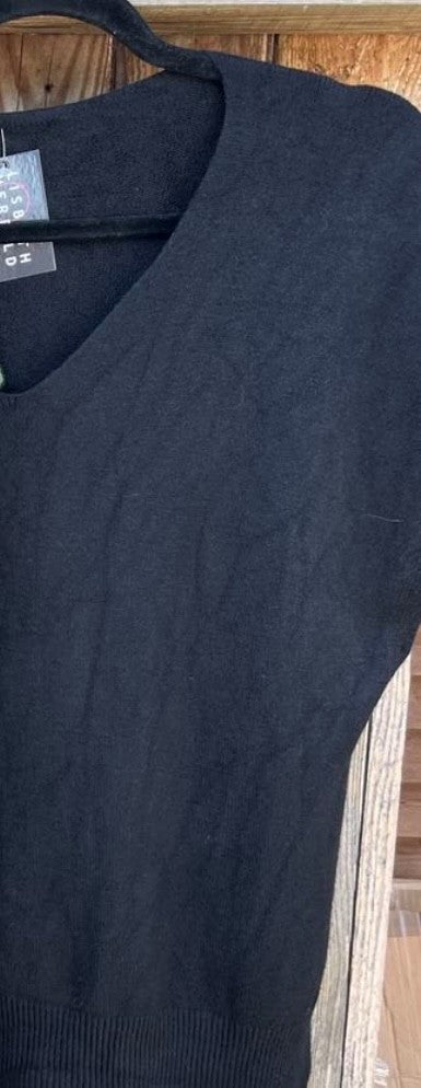 Vest i finstrik m. knapper i siden
