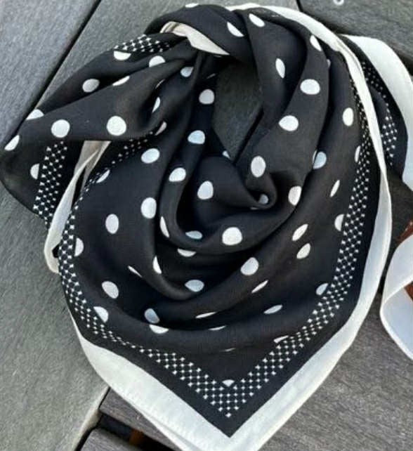 Tørklæde med prik 70x70