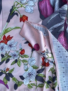 Tørklæde m. blomster - 70 x 70 cm