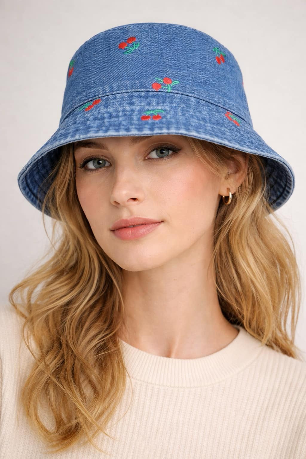 Bøllehat m. kirsebær