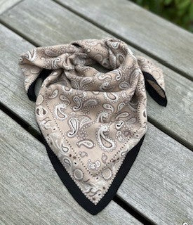 Tørklæde m. mønster - 70 x 70 cm