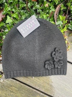 Hat i fin strik m. blomster